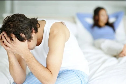 Nam thanh niên lo lắng mỗi khi... gần gũi với bạn gái (Ảnh minh hoạ) 