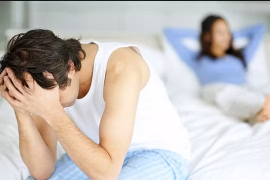 Nam thanh niên lo lắng mỗi khi... gần gũi với bạn gái (Ảnh minh hoạ) 