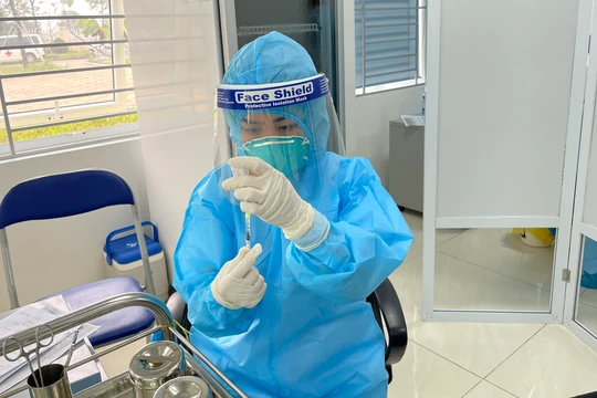 Nhân viên y tế chuẩn bị tiêm vaccine phòng COVID-19 (Ảnh - BYT) 