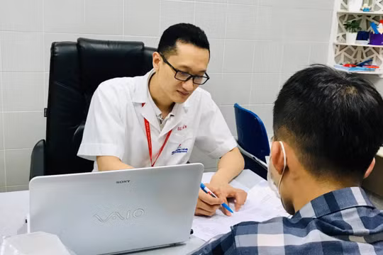 Bác sĩ ở Khoa Nam học và Y học Giới tính, Bệnh viện Đại học Y Hà Nội tư vấn cho anh A. (Ảnh - BVCC) 