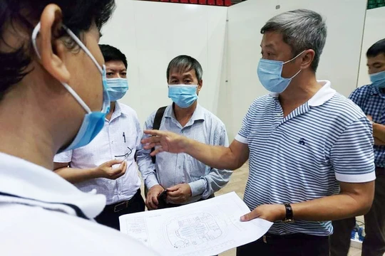 Thứ trưởng Bộ Y tế Nguyễn Trường Sơn trực tiếp kiểm tra việc xây dựng Bệnh viện Dã chiến ở Đà Nẵng (Ảnh: Anh Văn) 