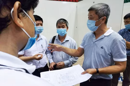 Thứ trưởng Bộ Y tế Nguyễn Trường Sơn trực tiếp kiểm tra việc xây dựng Bệnh viện Dã chiến ở Đà Nẵng (Ảnh: Anh Văn) 