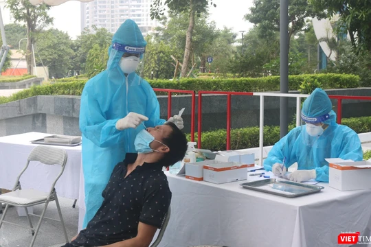 Người dân được lấy mẫu xét nghiệm COVID-19 (Ảnh - Minh Thuý) 