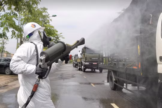 Phun khử khuẩn phòng dịch COVID-19 (Ảnh - Hoàng Anh) 