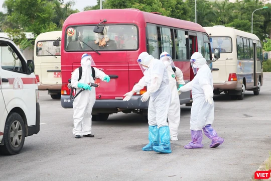 Nhân viên y tế phun khử khuẩn (Ảnh - Minh Thuý) 