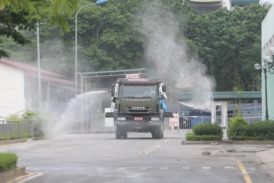 Xe phun khử khuẩn trong bệnh viện (Ảnh - Hoàng Anh) 