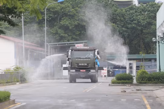 Xe phun khử khuẩn phòng, chống dịch COVID-19 (Ảnh - Hoàng Anh) 