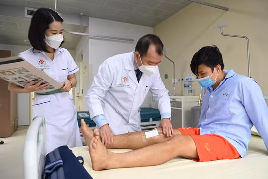 Bác sĩ kiểm tra khu vực bị chấn thương cho vận động viên Vũ Đức Tùng (Ảnh - BVCC)