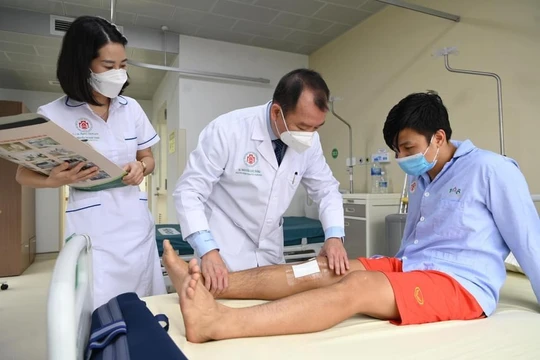 Bác sĩ kiểm tra khu vực bị chấn thương cho vận động viên Vũ Đức Tùng (Ảnh - BVCC)