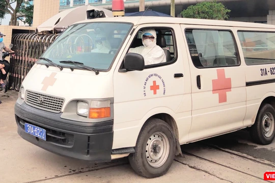 Xe cấp cứu chở bệnh nhân (Ảnh - Minh Thuý) 