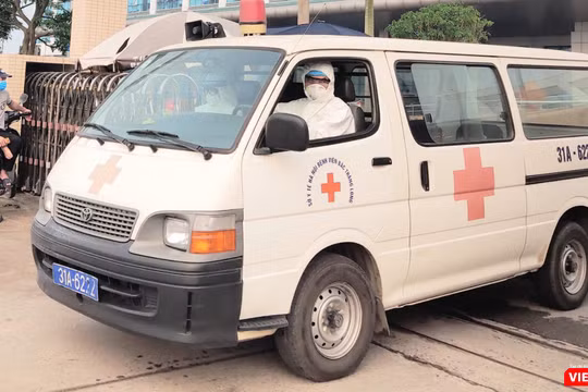 Xe cấp cứu chở bệnh nhân COVID-19 (Ảnh - Minh Thuý) 
