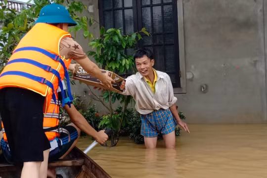 Cứu trợ gia đình người dân bị ngập sâu (Ảnh: Hoàng Triều - nguồn: baothuathienhue.vn) 