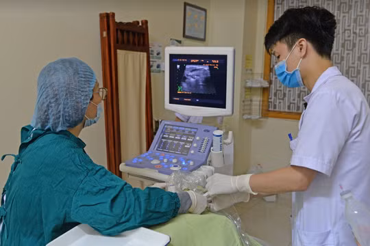 Bác sĩ điều trị cho bệnh nhân bị bướu giáp (Ảnh: BVCC) 