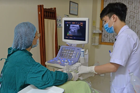 Bác sĩ điều trị cho bệnh nhân bị bướu giáp (Ảnh: BVCC) 