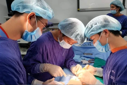 Các bác sĩ phẫu thuật dương vật cho bệnh nhân (Ảnh: Bệnh viện Đại học Y Hà Nội) 