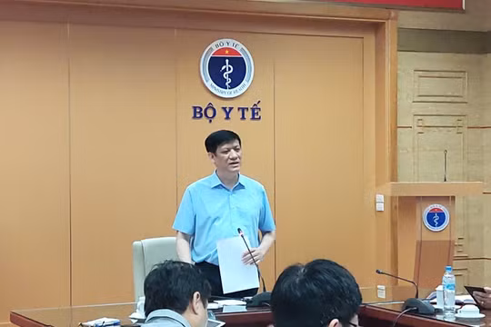 Quyền Bộ trưởng Bộ Y tế Nguyễn Thanh Long yêu cầu các địa phương phải ngăn chặn dịch COVID-19 một cách triệt để, nhất là từ những người nhập cảnh (Ảnh: Minh Thúy) 