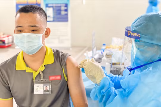 Người dân được tiêm vaccine COVID-19 (Ảnh - VNVC) 