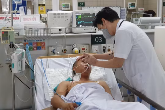 TS.BS. Nguyễn Tiến Dũng - Trung tâm Chống độc, Bệnh viện Bạch Mai khám bệnh cho một bệnh nhân ngộ độc methanol (Ảnh: Mai Thanh) 