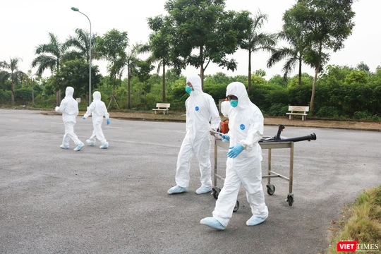 Nhân viên y tế chuẩn bị phun khử khuẩn phòng COVID-19 (Ảnh - Minh Thuý) 