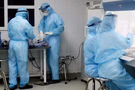 Nhân viên y tế làm việc trong phòng xét nghiệm COVID-19 (Ảnh - Ngọc Nga) 