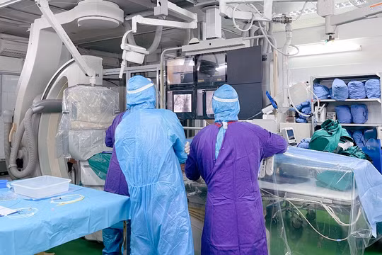 Các bác sĩ đang can thiệp cấp cứu cho bệnh nhân bị tai nạn