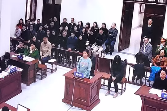 Bị cáo Nguyễn Bích Quy tại phiên tòa xét xử sơ thẩm. Ảnh: Minh Thúy. 