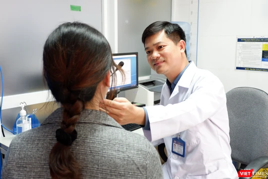 ThS. BS. Nguyễn Đình Quân thăm khám cho bệnh nhân tại Bệnh viện Da liễu Trung ương (Ảnh - Thảo Vy) 