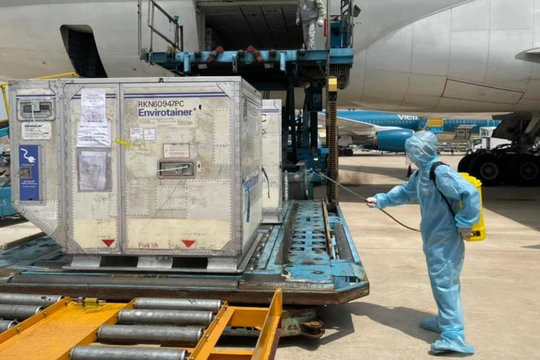 Lô vaccine phòng COVID-19 đầu tiên về Việt Nam (Ảnh - Đình Anh) 