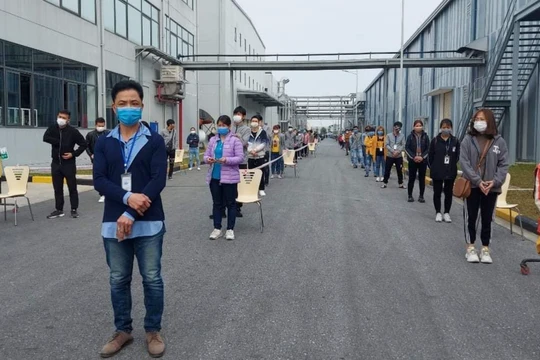 Công nhân chờ lấy mẫu xét nghiệm COVID-19 ở Hải Dương (Ảnh - BYT) 