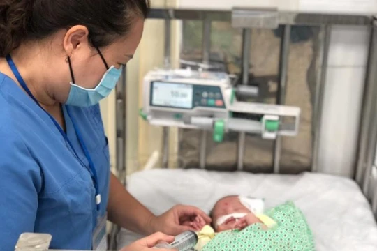 Bác sĩ chăm sóc cho bé trai 4 tháng tuổi bị mẹ bỏ rơi ở cổng chùa (Ảnh: BVCC)