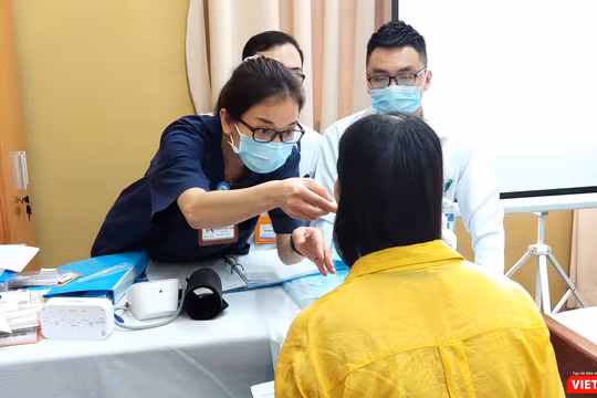 Nhân viên y tế kiểm tra sức khoẻ cho tình nguyện viên sau tiêm vaccine phòng COVID-19 COVIVAC (Ảnh - Minh Thuý) 