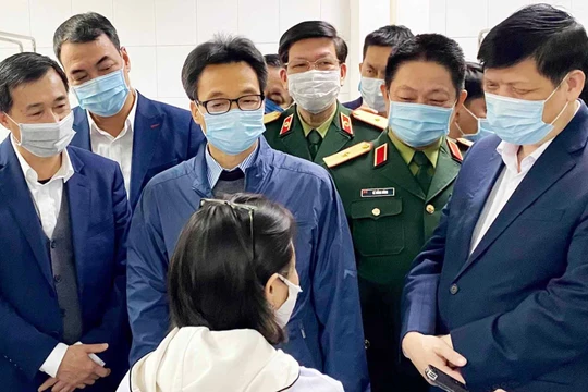Phó Thủ tướng Vũ Đức Đam cùng lãnh đạo Bộ Y tế tới thăm những tình nguyện viên đầu tiên tiêm vaccine phòng COVID-19 (Ảnh: Mạnh Cường) 