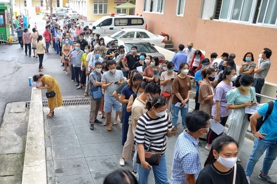 Người dân chen nhau đi tiêm vaccine phòng COVID-19 ở Bệnh viện E (Ảnh - VTC) 