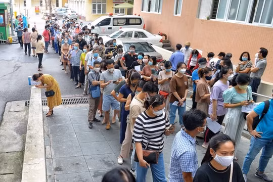 Người dân chen nhau đi tiêm vaccine phòng COVID-19 ở Bệnh viện E (Ảnh - VTC) 