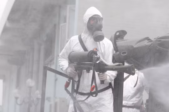 Nhân viên y tế phun khử khuẩn phòng dịch COVID-19 (Ảnh - Hoàng Anh) 