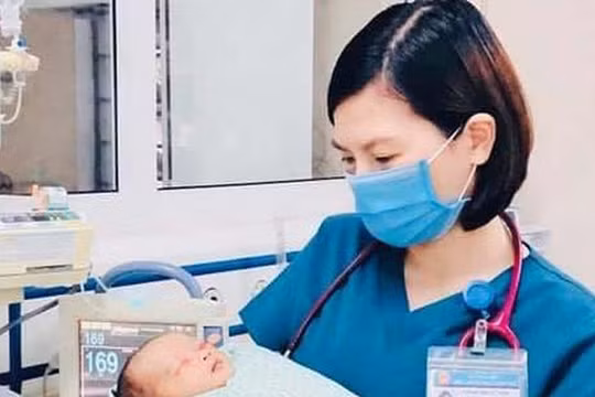 Bác sĩ chăm sóc cho bé sơ sinh 3 ngày tuổi bị bỏ rơi ở hố ga. (Ảnh: Bệnh viện Đa khoa Xanh Pôn)