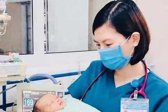 Bác sĩ chăm sóc cho bé sơ sinh 3 ngày tuổi bị bỏ rơi ở hố ga. (Ảnh: Bệnh viện Đa khoa Xanh Pôn)