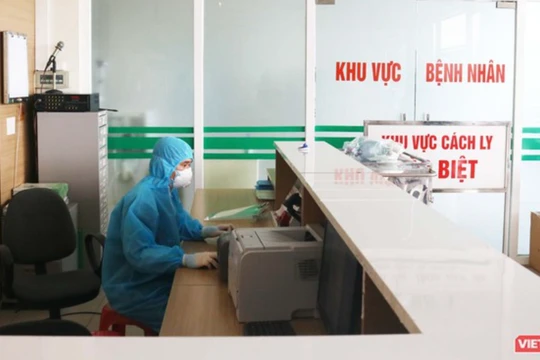 Bác sĩ trực cấp cứu ở bệnh viện (Ảnh - Minh Thuý) 