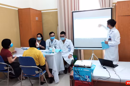 Bác sĩ hướng dẫn tình nguyện viên tự kiểm tra sức khoẻ sau tiêm vaccine phòng COVID-19 COVIVAC (Ảnh - Minh Thuý) 