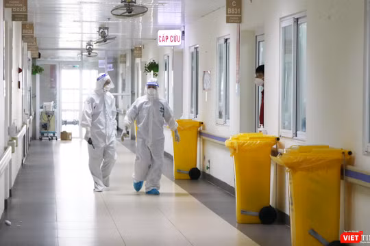 Bác sĩ kiểm tra phòng bệnh nhân (Ảnh - Minh Thuý) 