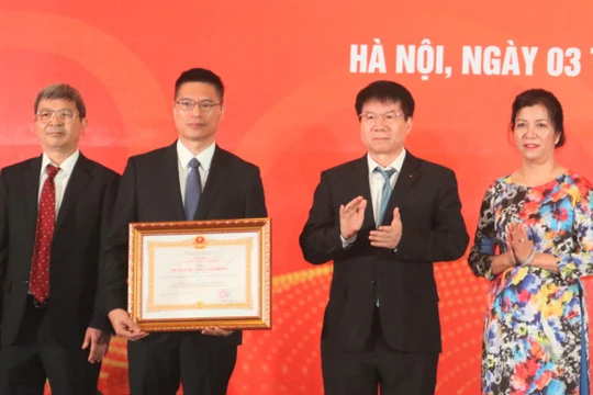 Thứ trưởng Bộ Y tế Trương Quốc Cường trao bằng khen cùng Huân chương Lao động hạng Nhì cho Công ty TNHH MTV Vaccine và Sinh phẩm số 1 (VABIOTECH) (Ảnh: Minh Thuý) 