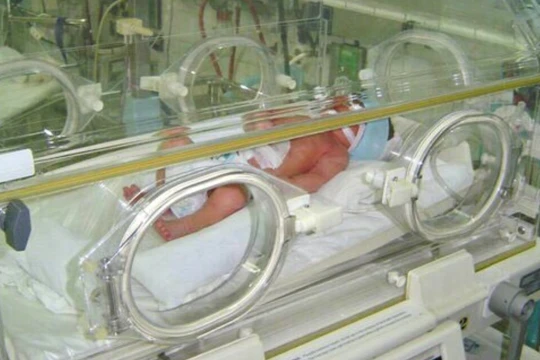 Trẻ nhỏ nhập viện để điều trị (Ảnh - BVCC) 