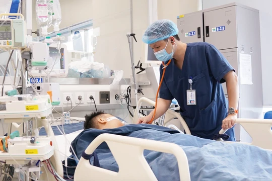 TS.BS. Chu Thanh Sơn - Khoa Điều trị tích cực nội khoa, BV Nhi Trung ương - thăm khám cho bệnh nhân (Ảnh - BVCC) 