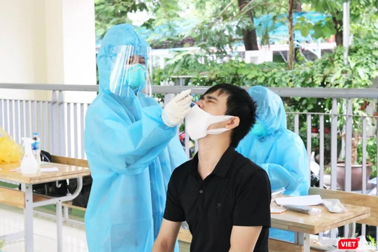 Người dân được lấy mẫu xét nghiệm COVID-19 (Ảnh - Minh Thuý) 