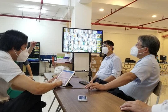 GS.TS. Trần Bình Giang – Giám đốc Bệnh viện Hữu nghị Việt Đức - khảo sát bệnh viện dã chiến ở TP. HCM (Ảnh - Hoài Thương) 