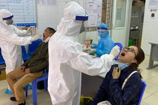 Nhân viên y tế lấy mẫu xét nghiệm cho bệnh nhân mắc COVID-19 (Ảnh - TTYT quận HBT) 