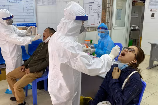 Nhân viên y tế lấy mẫu xét nghiệm cho bệnh nhân mắc COVID-19 (Ảnh - TTYT quận HBT) 