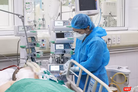 Bác sĩ chăm sóc cho bệnh nhân mắc COVID-19 nặng (Ảnh - Minh Thuý) 