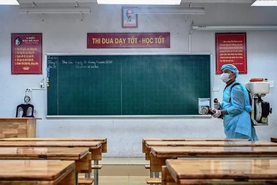 Khử khuẩn lớp học (Ảnh - MH) 