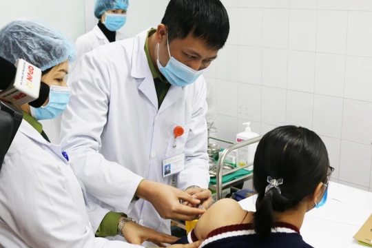 Một trong 3 cô gái tiêm vaccine phòng COVID-19 Nano Covax liều cao nhất (Ảnh: Vũ Nga) 